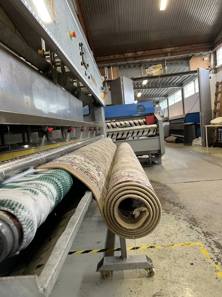 Upprullade mattor på en rengöringsmaskin.